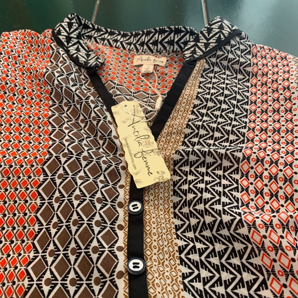 Antilia femme flowy button down . NWT‎